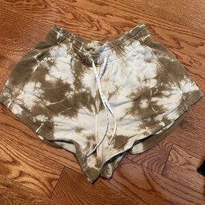 LULULEMON inner glow shorts